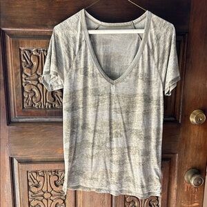 American Eagle Outfitters Heathered Gray V-Neck Tee